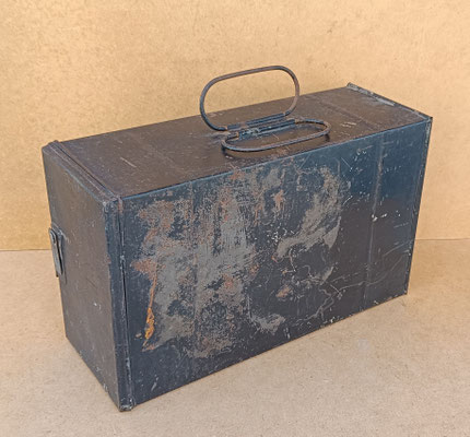 Caja de metal antigua. Ref RG027. 22x35x13