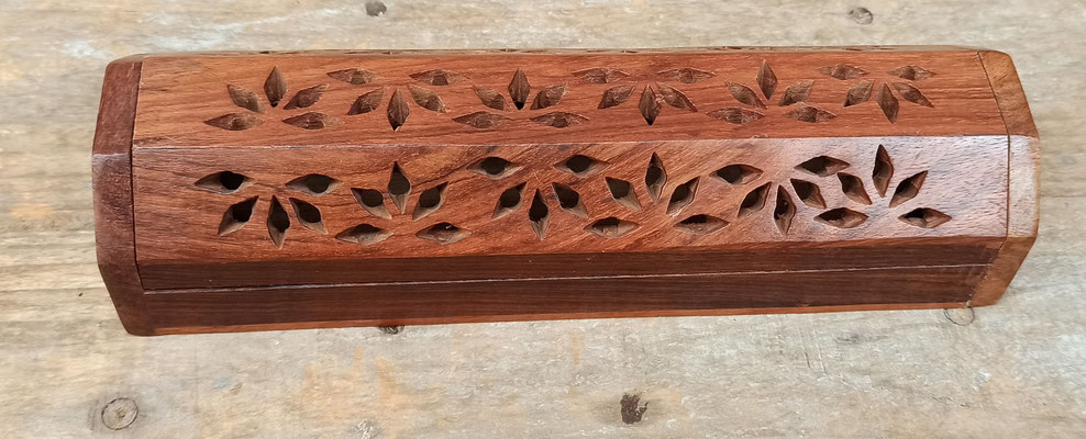 Caja madera tallada. Ref WA204. 20x6x4