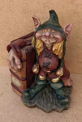 Arte Astur. Sujeta libros duende cerámica pintado a mano. 35x27x12