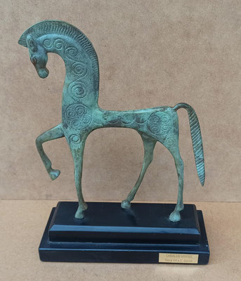 Atenea. Reproducción caballo griego siglo VII A.C. Bronce con peana madera. 24x18x7