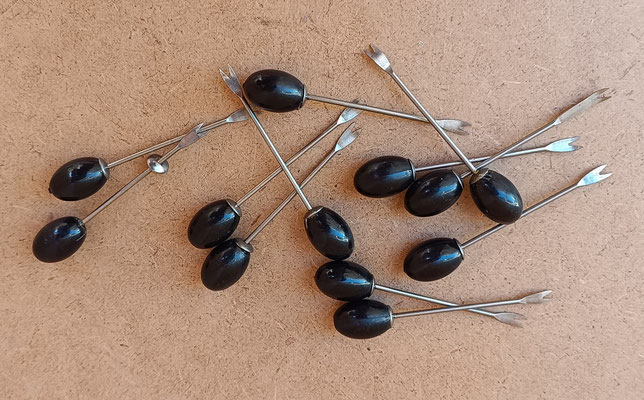 12 pinchos "olivas" resina y metal. Ref 18976. 