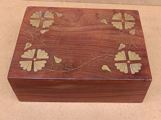 Caja madera adornos latón. Ref 1477. 20x15x7