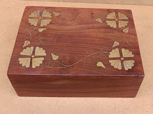 Caja madera de palisandro adornos latón. Ref 1477. 20x15x7