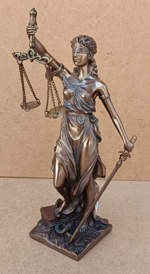 Justicia de resina acabado bronce. Ref 51736. 20x8x7