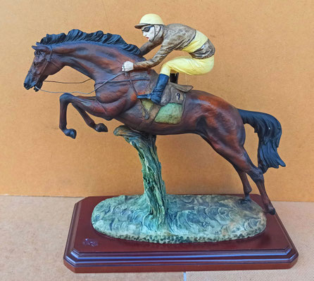 Jockey resina. Ref 7074. 32x45x17