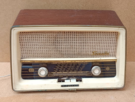 Radio antigua Telefunken Sonata U.2135. 23x36x16
