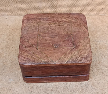 Caja madera adornos latón. 10x10x4,5