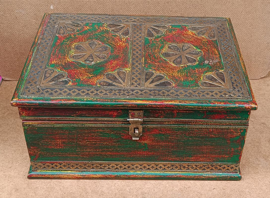 Caja madera adornos latón. Ref 38. 29x20x14