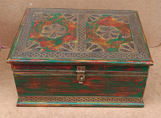 Caja madera adornos latón. Ref 38. 29x20x14