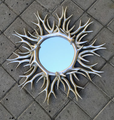 Espejo "cuerno ciervo" color plata. Ref 271092. 59 cms diámetro exteriorl. 22 cms diámetro espejo. Disponible en dorado.