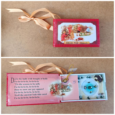 Libro con música y movimiento "Deck the halls". Ref MR9952. 9x5,5x3 cerrado