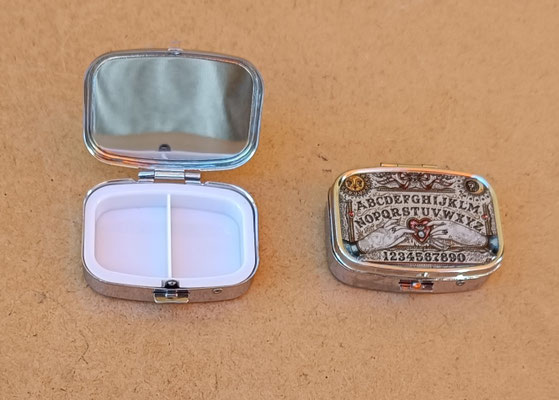 Pastillero metal ouija. 2x5,5x4