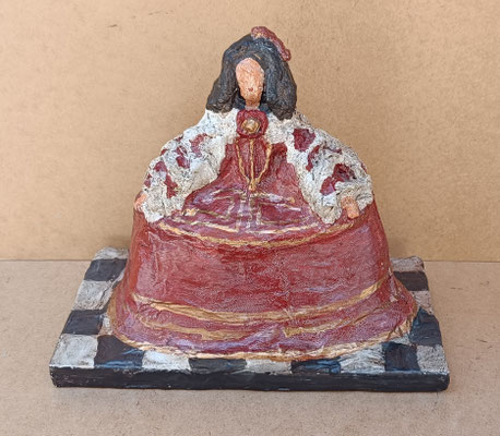 Menina en papel maché. 34x20x37