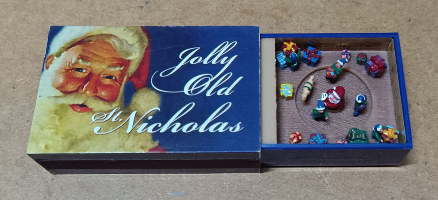 Caja cerillas musical con movimiento "Jolly old St Nicholas". Ref MR9951. 14x5,5x3 abierta 