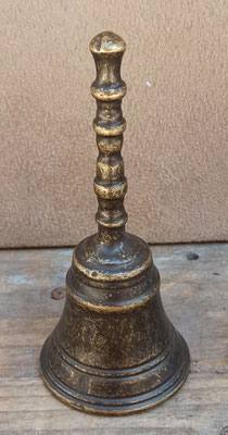 Campana de mano de bronce. 175H. 12x5