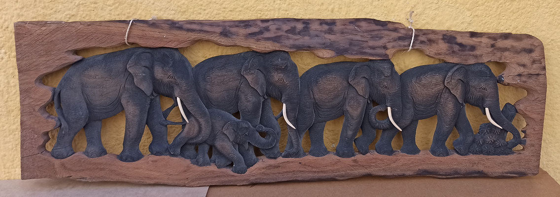 Talla artesanal elefantes madera. Origen Tailandia. 111x37x4
