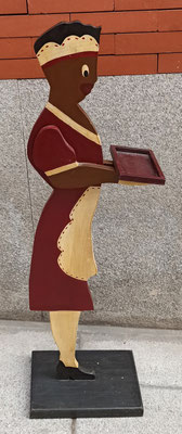 Camarera de madera criada