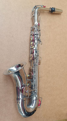 Saxofón. Ref 70A. 62x40x12