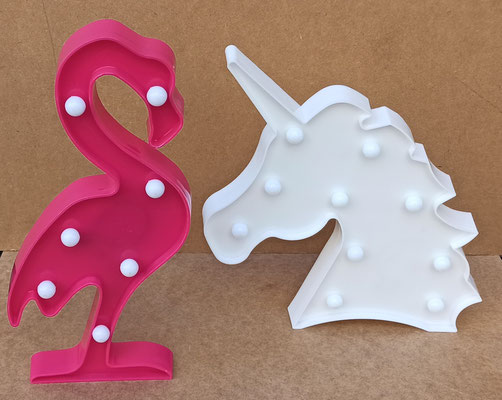 Flamenco y cabeza unicornio led. Carcasa de plástico. Funciona con pilas