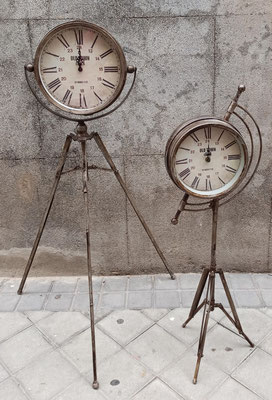 Relojes con trípode. Pequeño Ref 3533. 75x40x20. Grande Ref 3532. 100x45x33