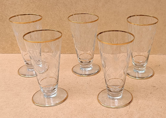 Vasos cristal tallado y filo dorado. 5 unidades disponibles. 24x7