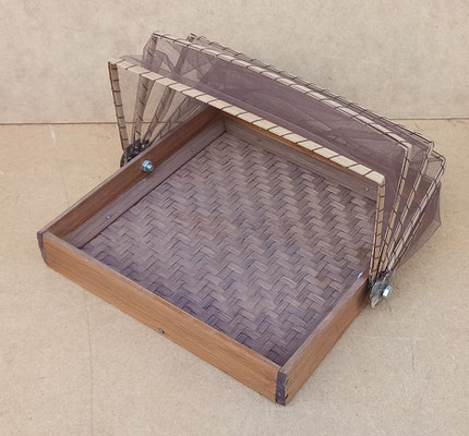 Bandeja madera con mosquitera. Ref 19503/00. 20x20x13