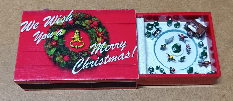 Caja cerillas musical con movimiento "We wish you a merry Christmas". Ref MR9951. 14x5,5x3 abierta 