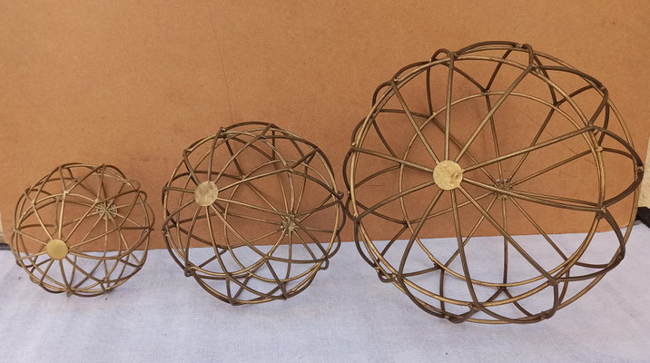 Bolas metal. Grande ref 12980 (30 cms), mediana ref 12981 (20 cms) y pequeña ref 12982 (10 cms). Sólo disponible la grande