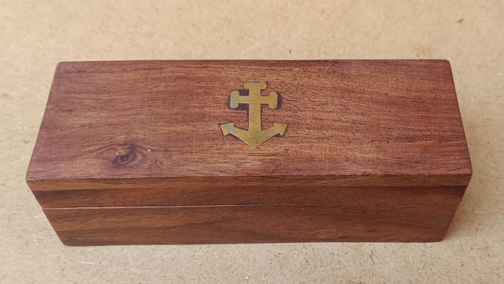 Caja madera de palisandro con adorno de latón. Ref C020. 5x15,5x5,5
