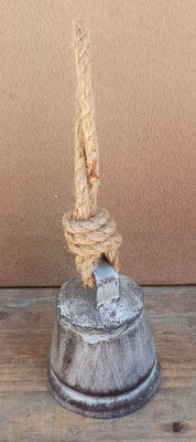 Campana con cuerda. 9x6 diámetro. Alto con cuerda 22 centímetros