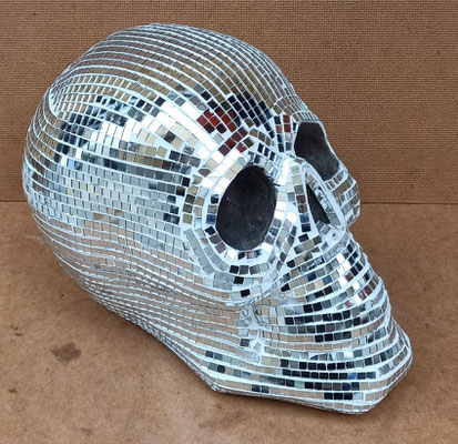 Calavera resina con espejitos. Ref 50207. 23x15x17