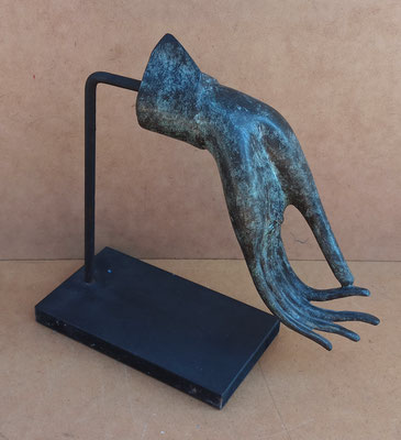 Figura mano bronce y madera. Ref 262025. 26x25x10