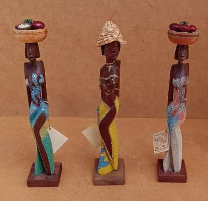 Mujer tallada artesanalmente en madera de Ácana con vestido de arena. 27x5x6