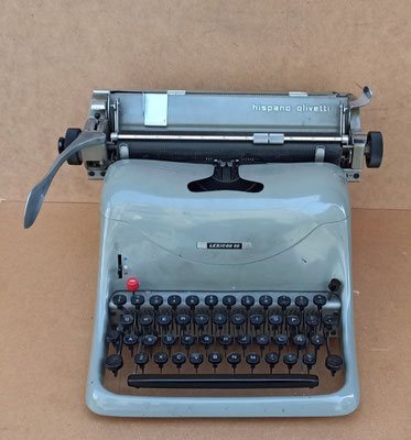 Máquina de escribir vintage Hispano-Olivetti Lettera 80. 33x20x37