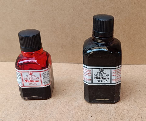Frasco de tinta Pelikan antiguo. Ref GOY6. Grande 12x5 (negra y azul). Pequeño 9x4 (roja y azul)