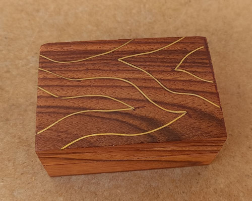 Caja madera adornos latón. Ref 124. 7,5x5x3,5