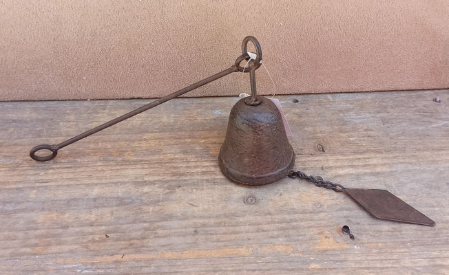 Campana hierro. Ref EX058. 11x6. Alto con hierro y badajo 43 centímetros