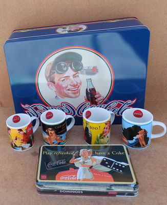 Caja de metal con juego de dominó y 4 tazas "coca cola". Ref 62000061