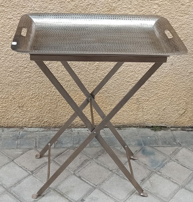 Bandeja con patas metal. 