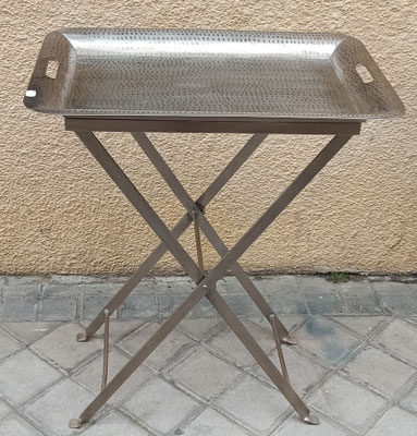 Bandeja con patas metal. 