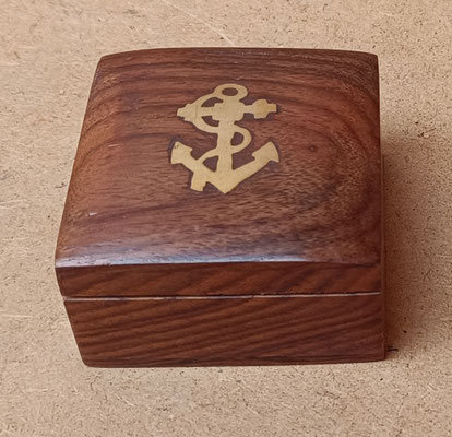 Caja madera de palisandro con adorno de latón.  Ref 001. 3x6x6