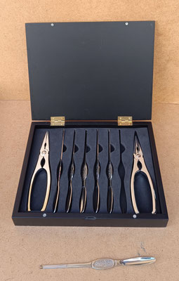 Set 6 cubiertos para marisco con 2 pinzas. Ref 60467. 4x26x20,5