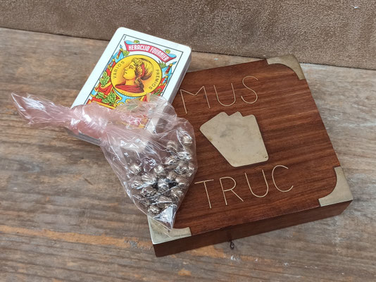 Juego mus en caja madera y latón. Ref 6042. 14x12x3,5