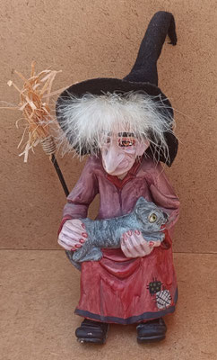 Bruja sentada con gato resina. 20x9x8