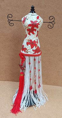 Maniquí resina estilo oriental con flecos. Ref QS2611. 34x16x8,5