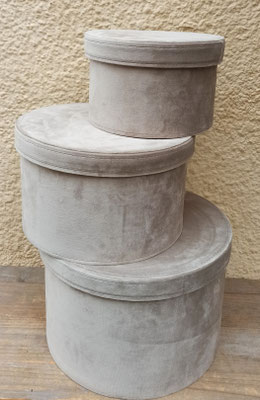 Disponible en enero 2026. Sombrereras de terciopelo gris. Ref 8115. Pequeña 13x20. Mediana 16x27. Grande 20x30.