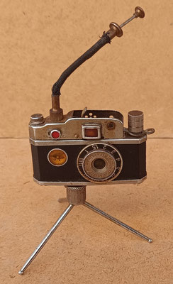 Mini cámara mechero con trípode no funcionante. Ref GOY. 11x8