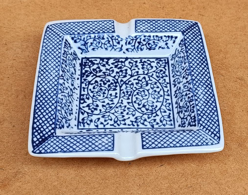 Cenicero de porcelana. Ref RV474. 15x15x3,5
