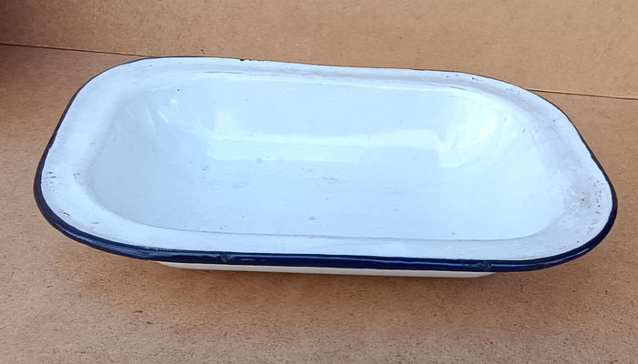 Bandeja metal esmaltado vintage. 6x29x21