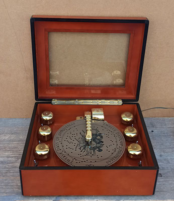 Mr Christmas "Grand bell symphonium". Caja musical de madera con 5 campanas de latón con discos intercambiables. 16 canciones clásicas y villancicos